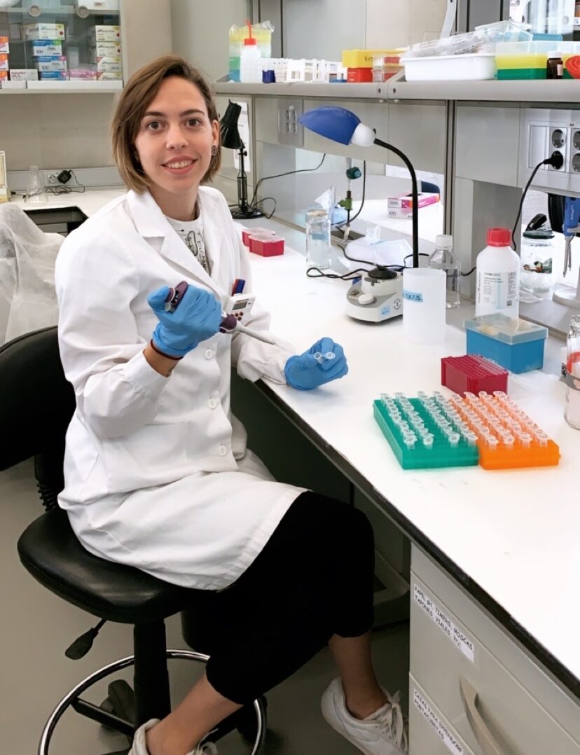 Lucia Almagro Ruz trabajando en la bancada del laboratorio